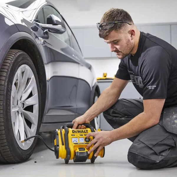 Автомобільний компресор акумуляторний DeWALT DCC018N