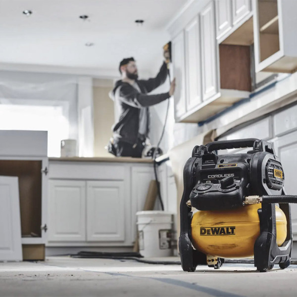 Компресор повітряний акумуляторний DeWALT DCC1018N