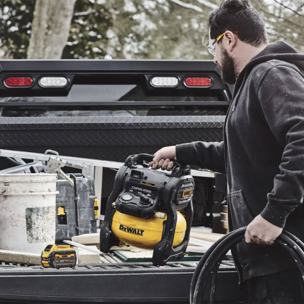 Компресор повітряний акумуляторний DeWALT DCC1018N