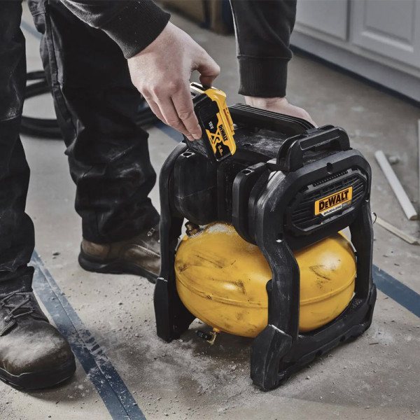 Компресор повітряний акумуляторний DeWALT DCC1018N