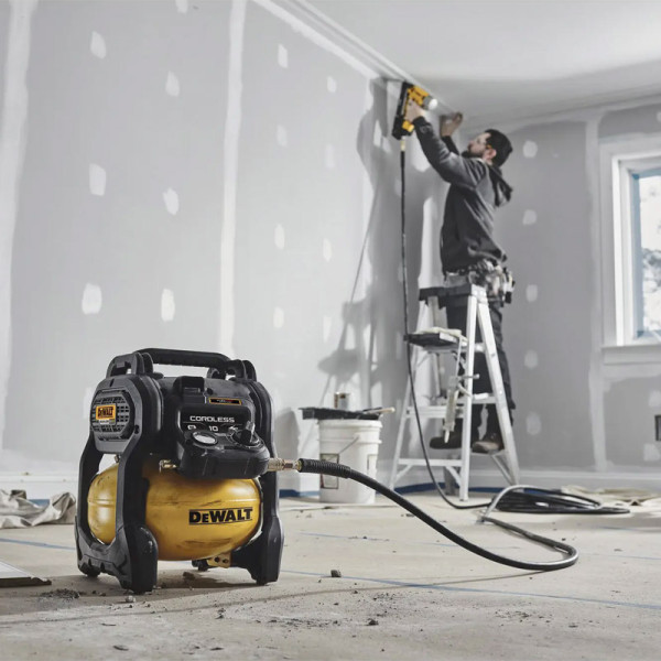 Компресор повітряний акумуляторний DeWALT DCC1018N
