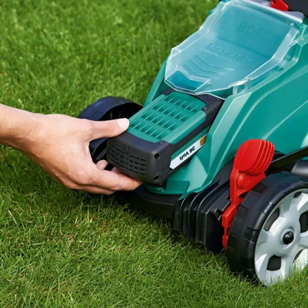 Газонокосарка акумуляторна Bosch ROTAK 32 Li-Ion (з АКБ та ЗП) (0600885D06)